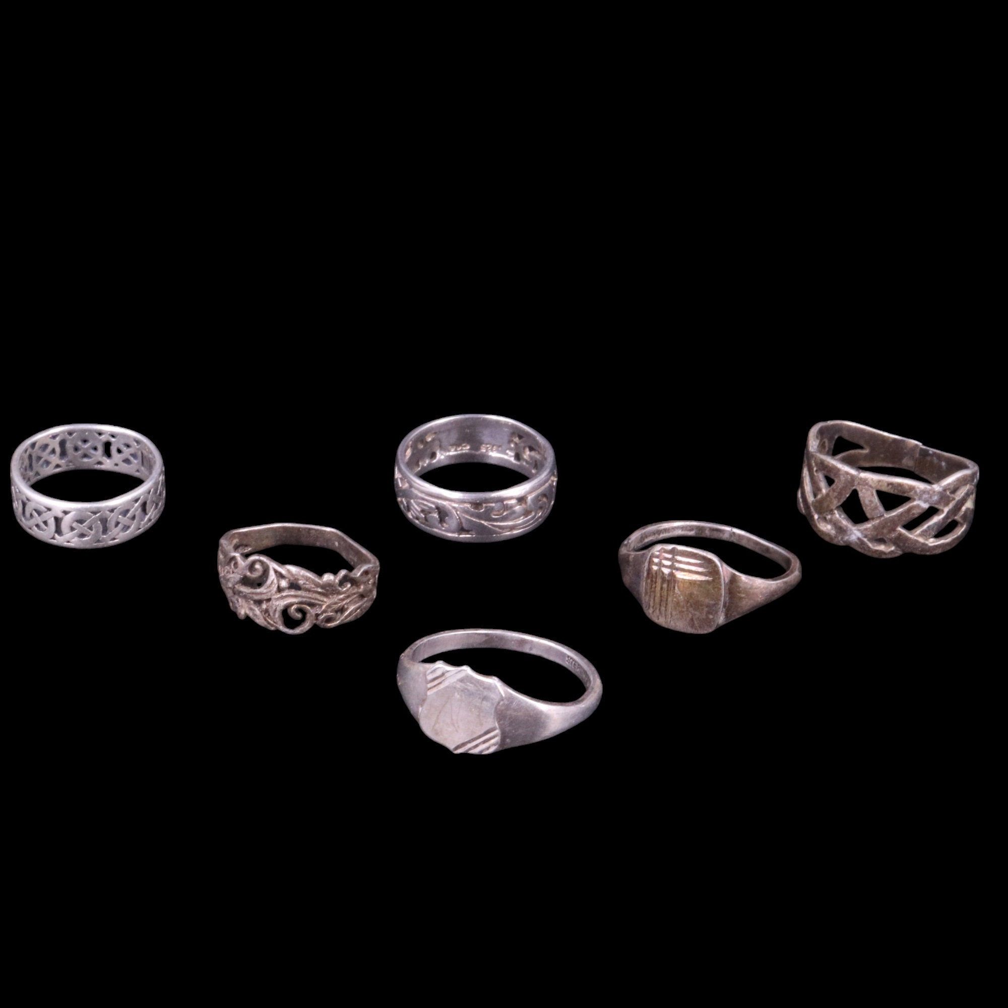 A group of silver / white metal signet rings, "buckle rings and bands, 77 g - Bild 5 aus 5