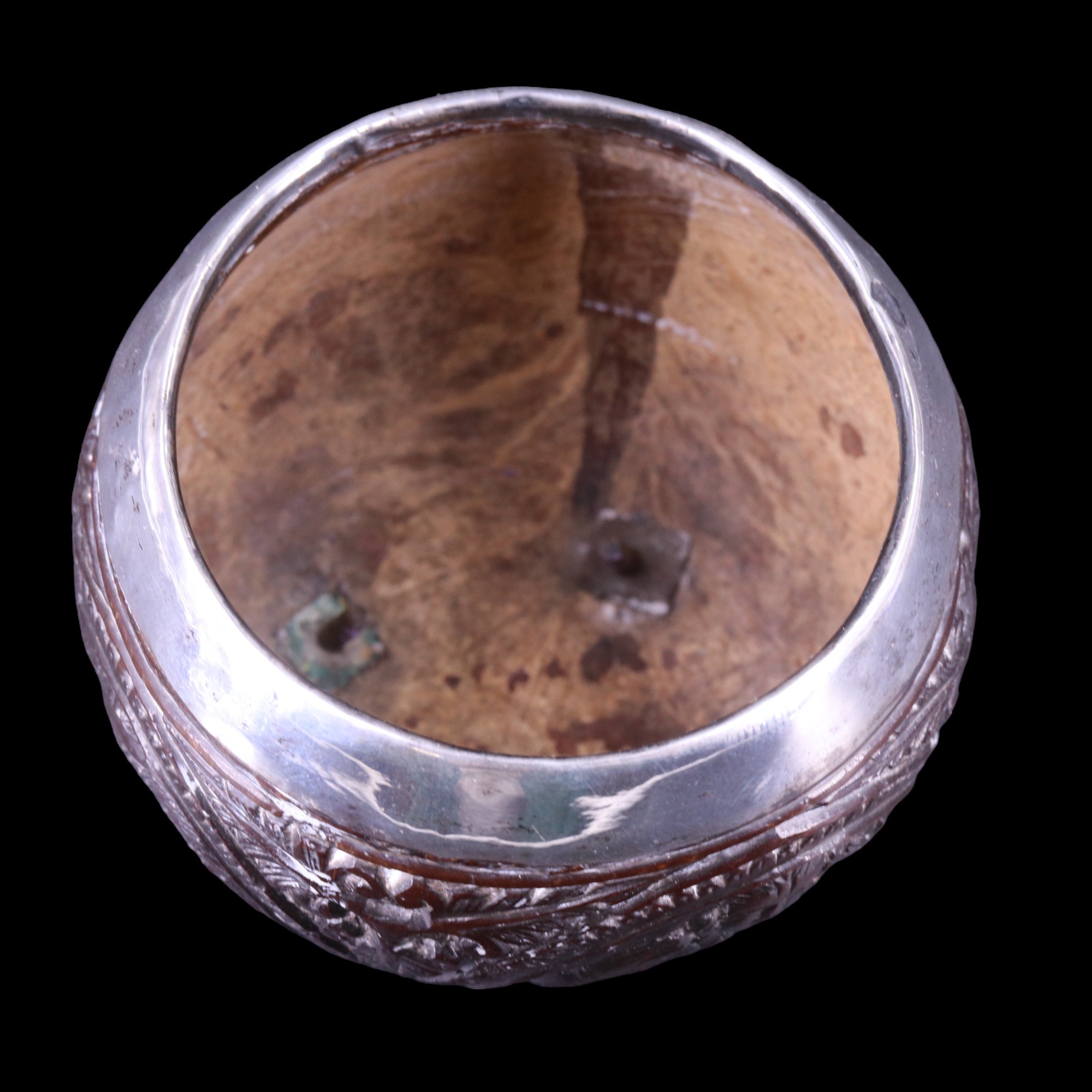 A late 19th / early 20th Century South Asian small white metal mounted coconut cup, 6 cm - Image 4 of 5