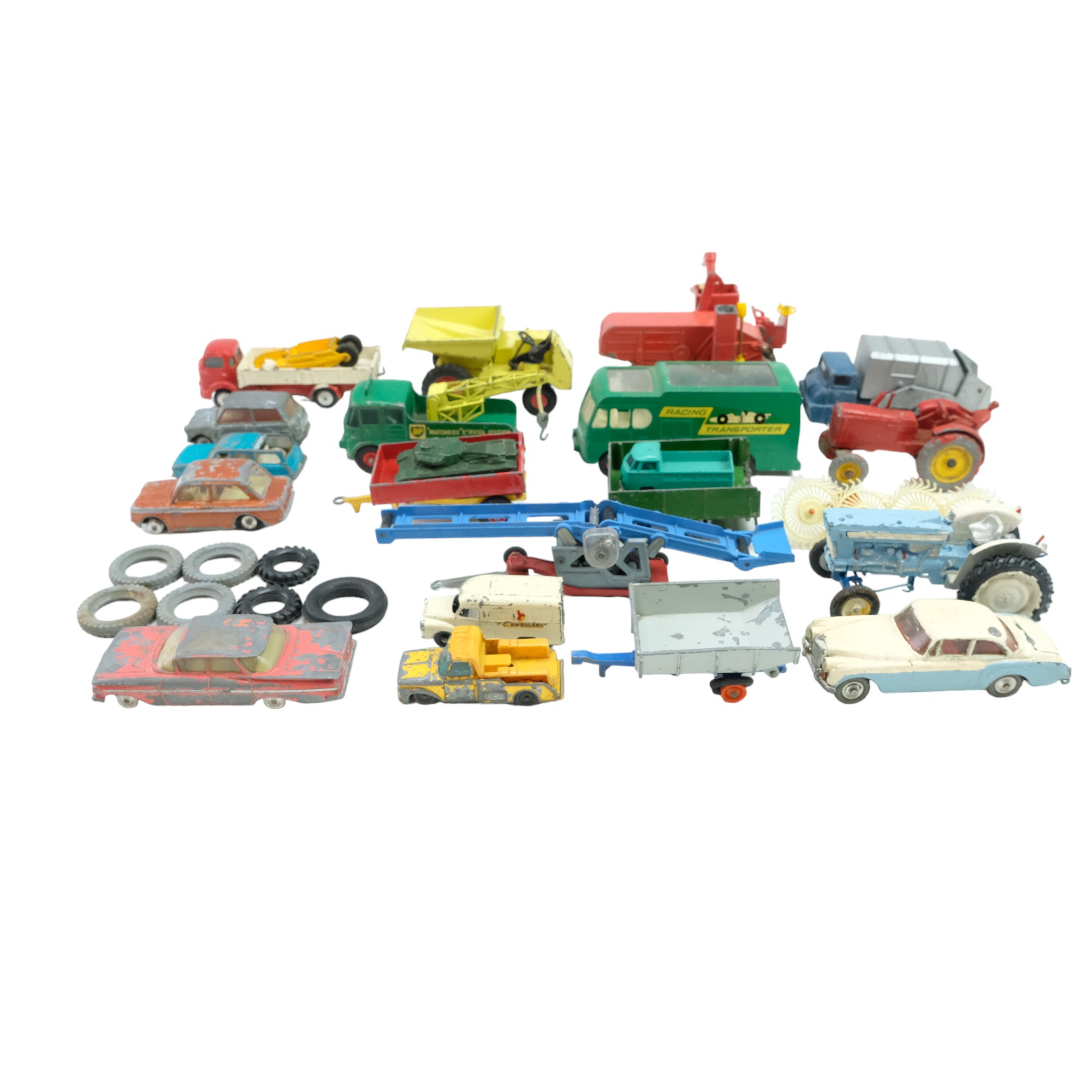 A quantity of Corgi and Matchbox diecast model cars and wagons including a racing transporter and - Bild 2 aus 5