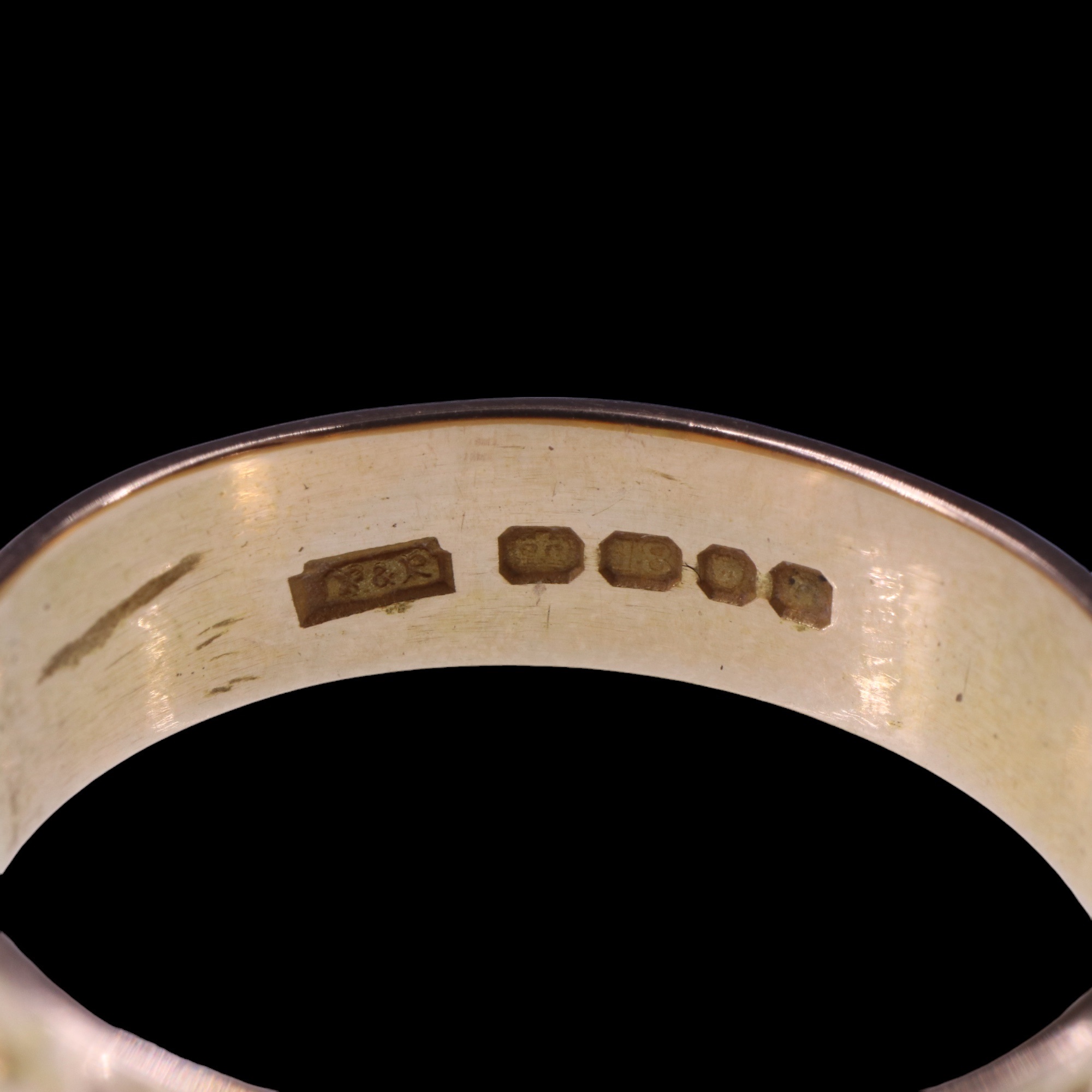 An 18 ct gold broad textured wedding band, S/T, 4.5 g - Image 3 of 3