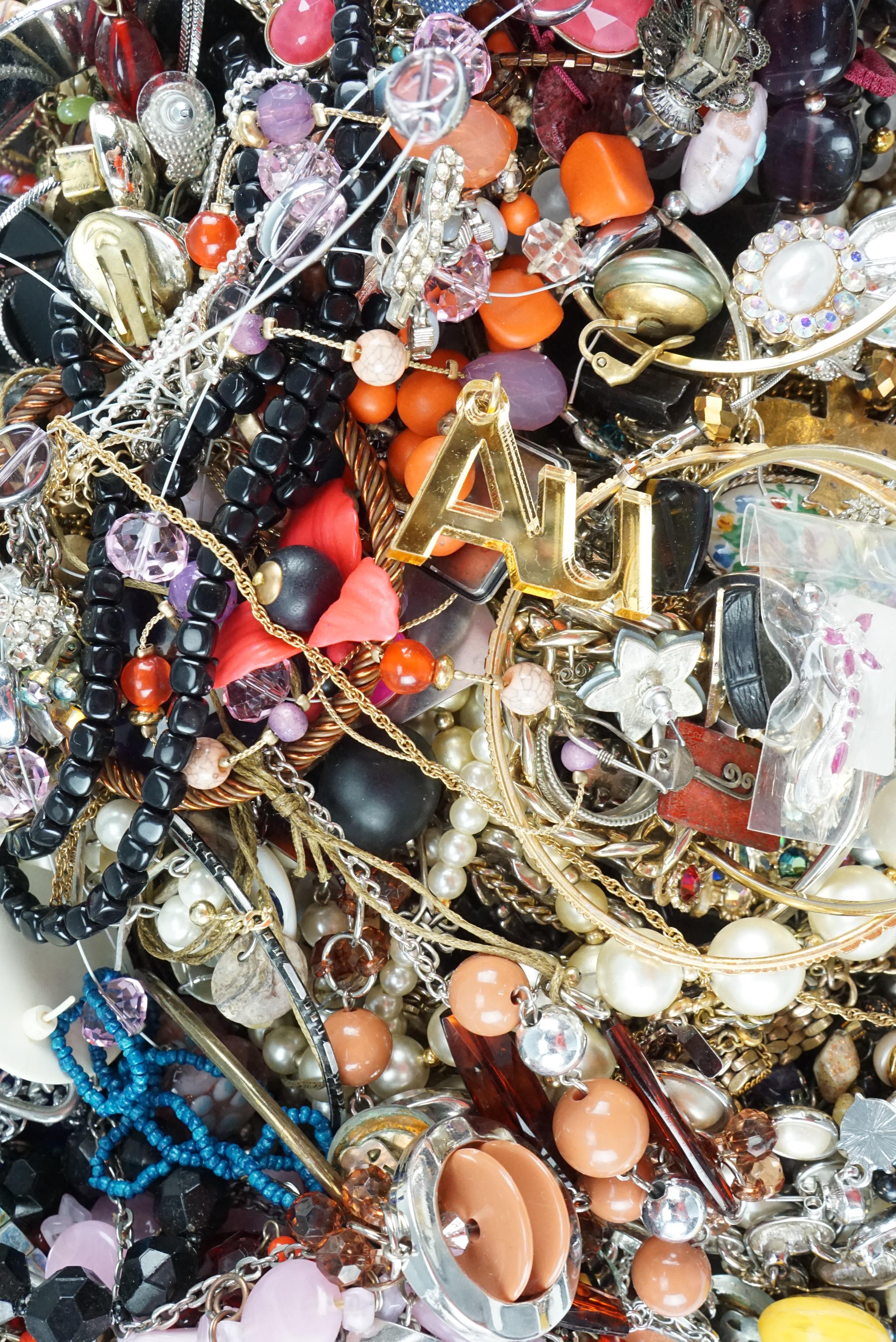 A large quantity of costume jewellery - Image 2 of 3