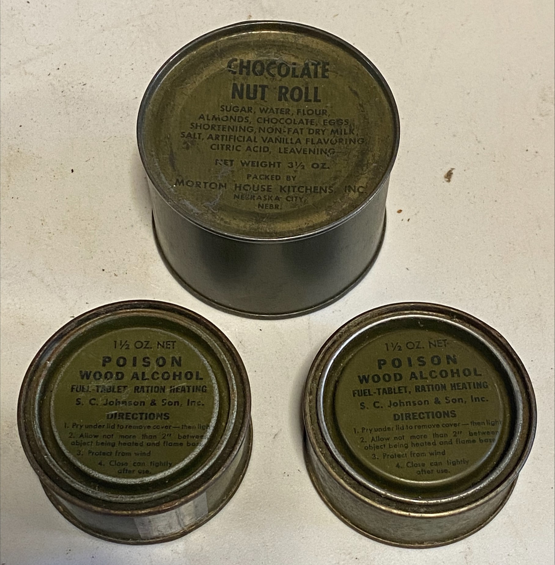 A set of Second World War US Army meat cans, 1945 dated, together with a water bottle pouch, - Image 5 of 5