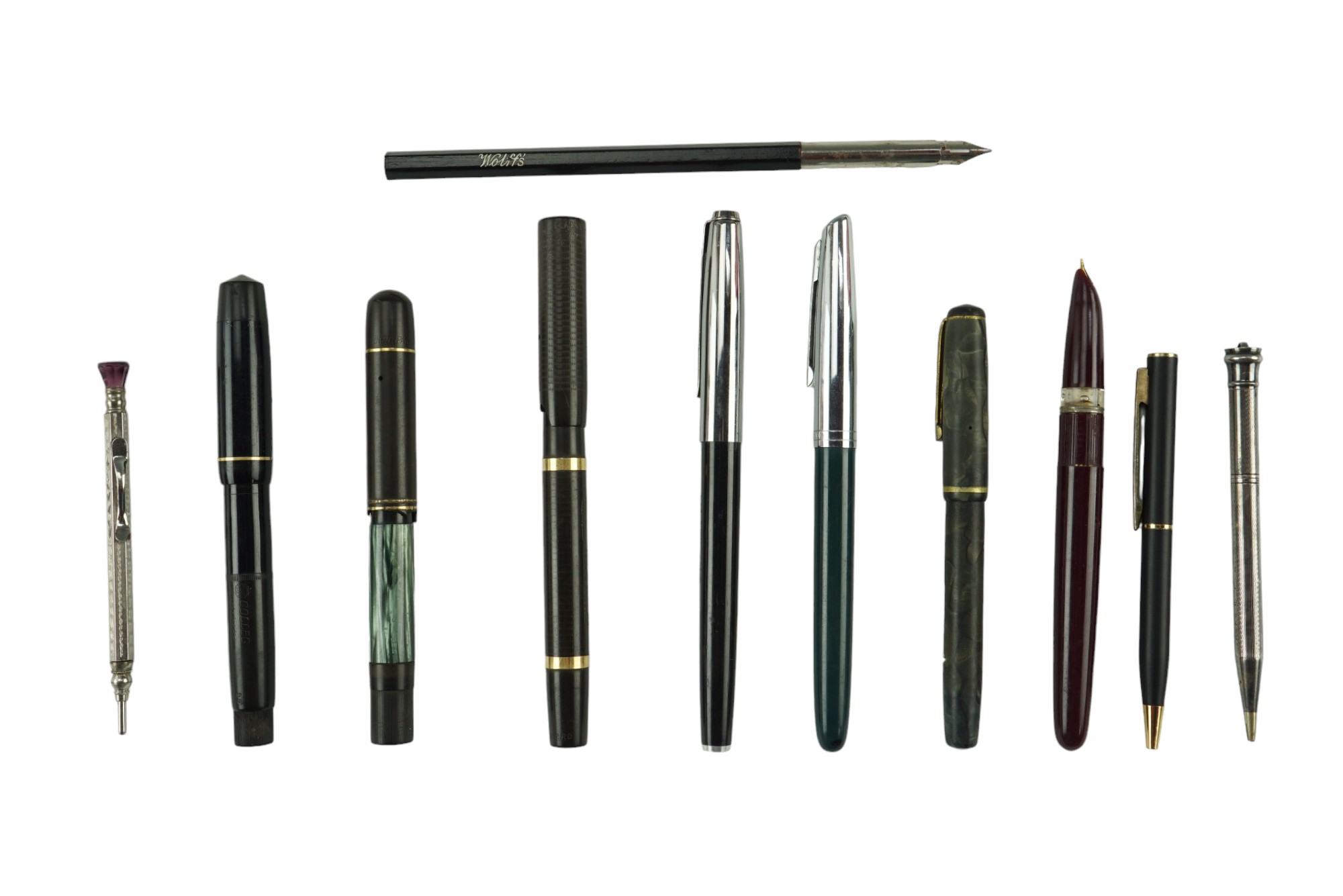 A group of vintage fountain pens including a Blackbird and a Colleg, together with a dip, a