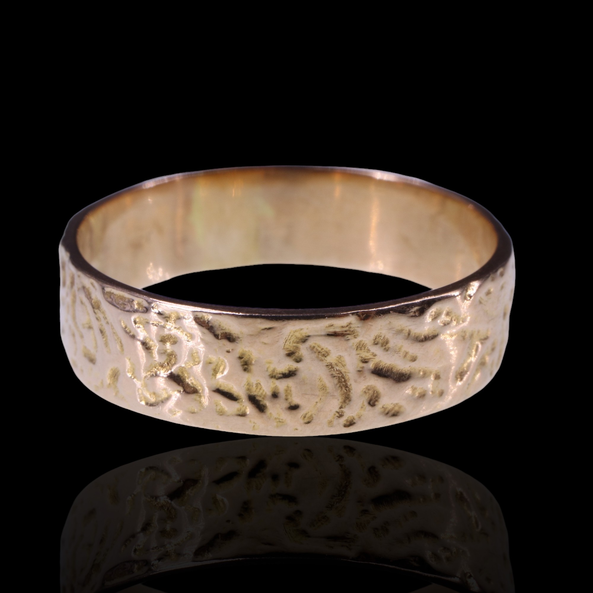 An 18 ct gold broad textured wedding band, S/T, 4.5 g