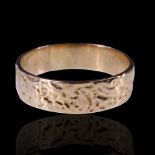 An 18 ct gold broad textured wedding band, S/T, 4.5 g