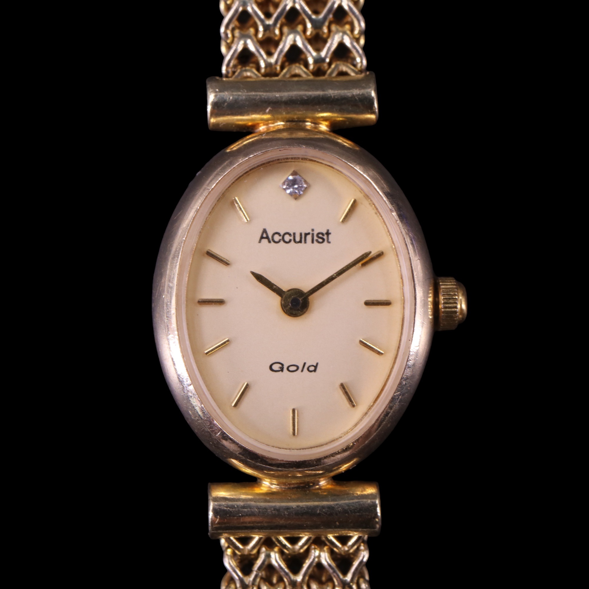 A lady's 2004 Accurist "Gold" 9 ct gold dress wristwatch, having a quartz movement and oval face set