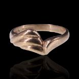 A 9 ct gold wishbone scroll ring, Q, 2.5 g