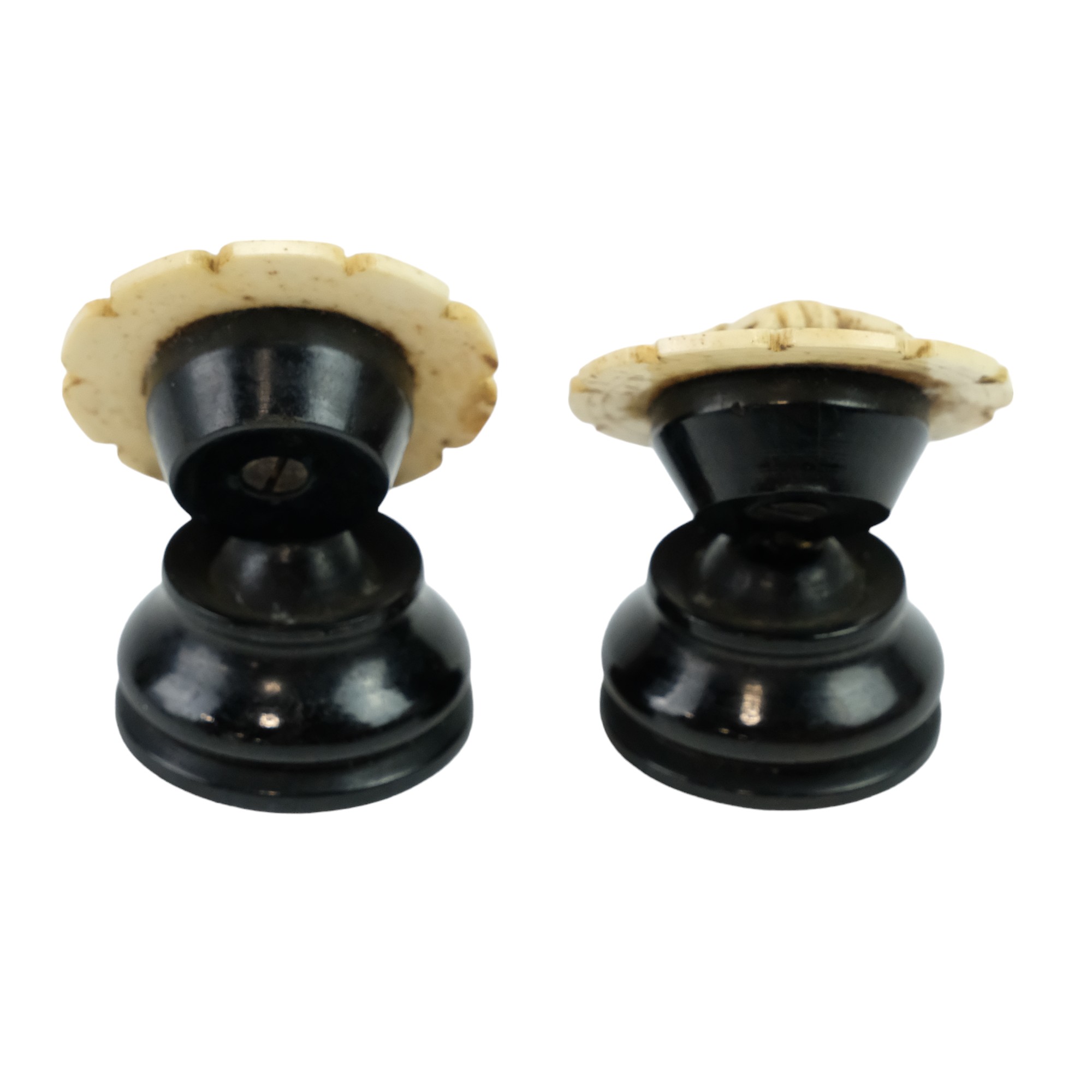 A pair of Victorian bone and ebony game score counters, 5 cm - Image 2 of 2