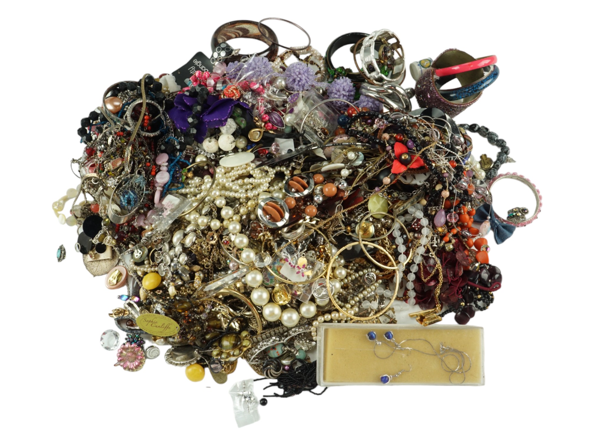 A large quantity of costume jewellery - Image 3 of 3