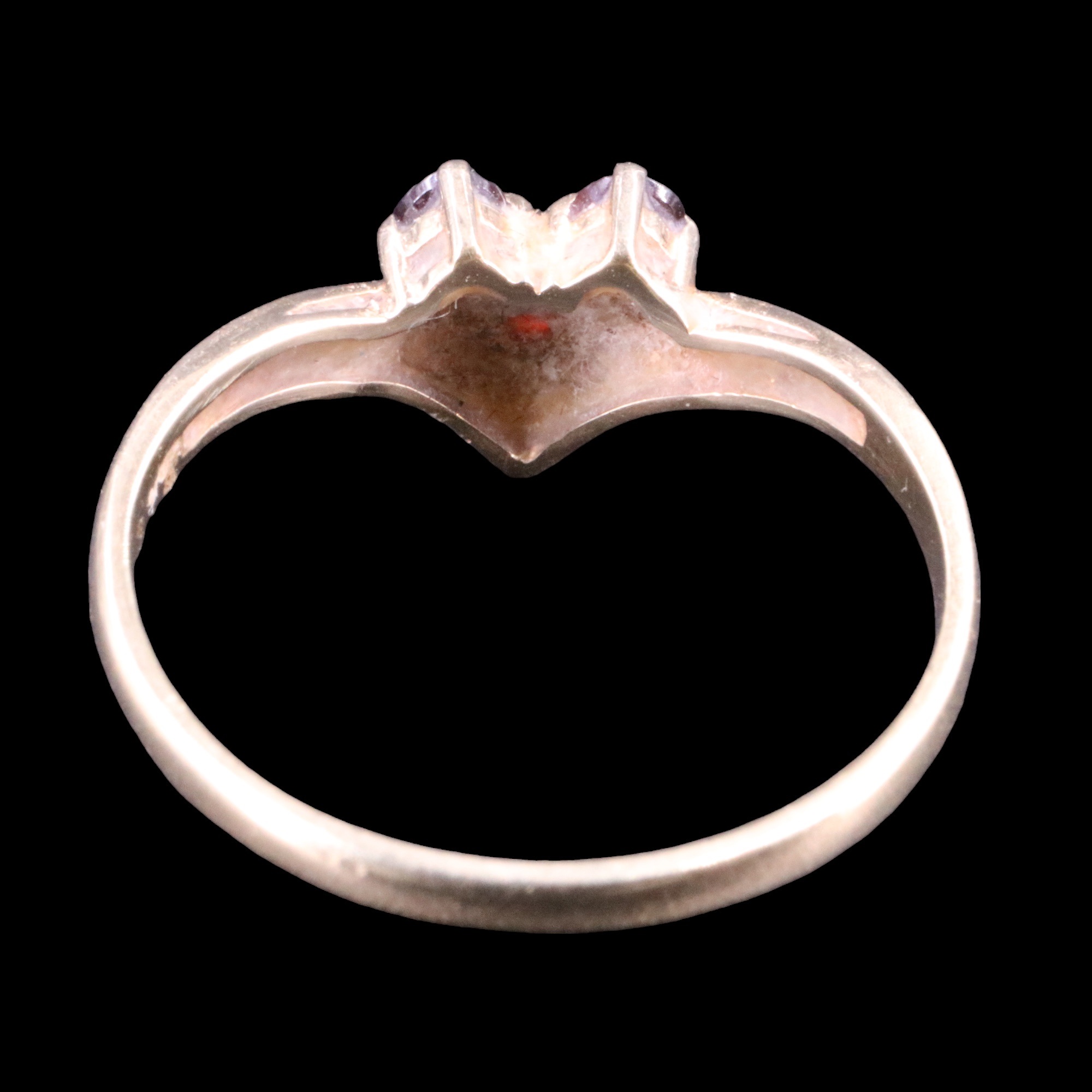 A garnet-set 9 ct gold wishbone ring, N, 1.3 g - Image 3 of 4