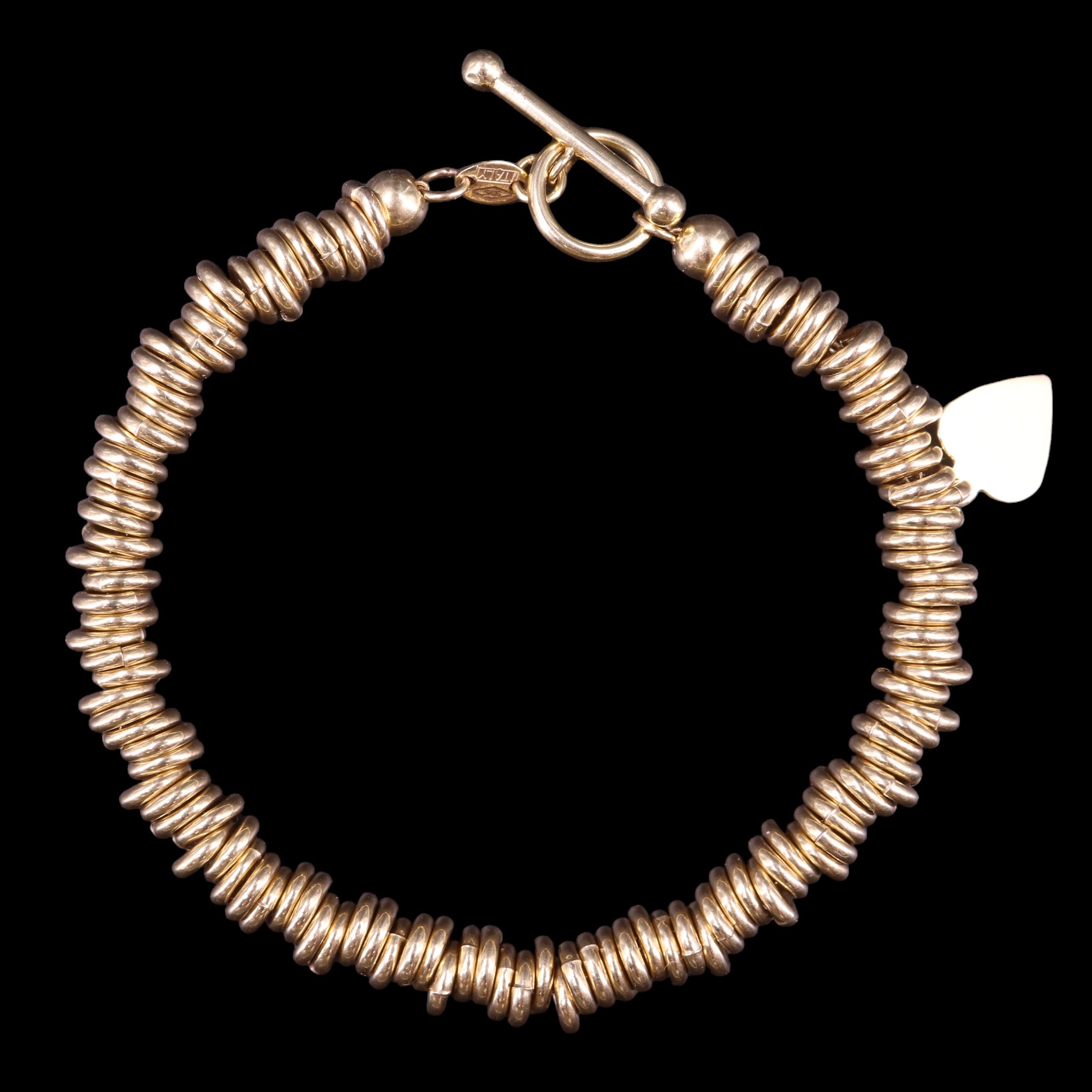 A bracelet of 9 ct gold rings on a fine belcher-link chain with T-bar and ring clasp, 19.5 cm, 8.7