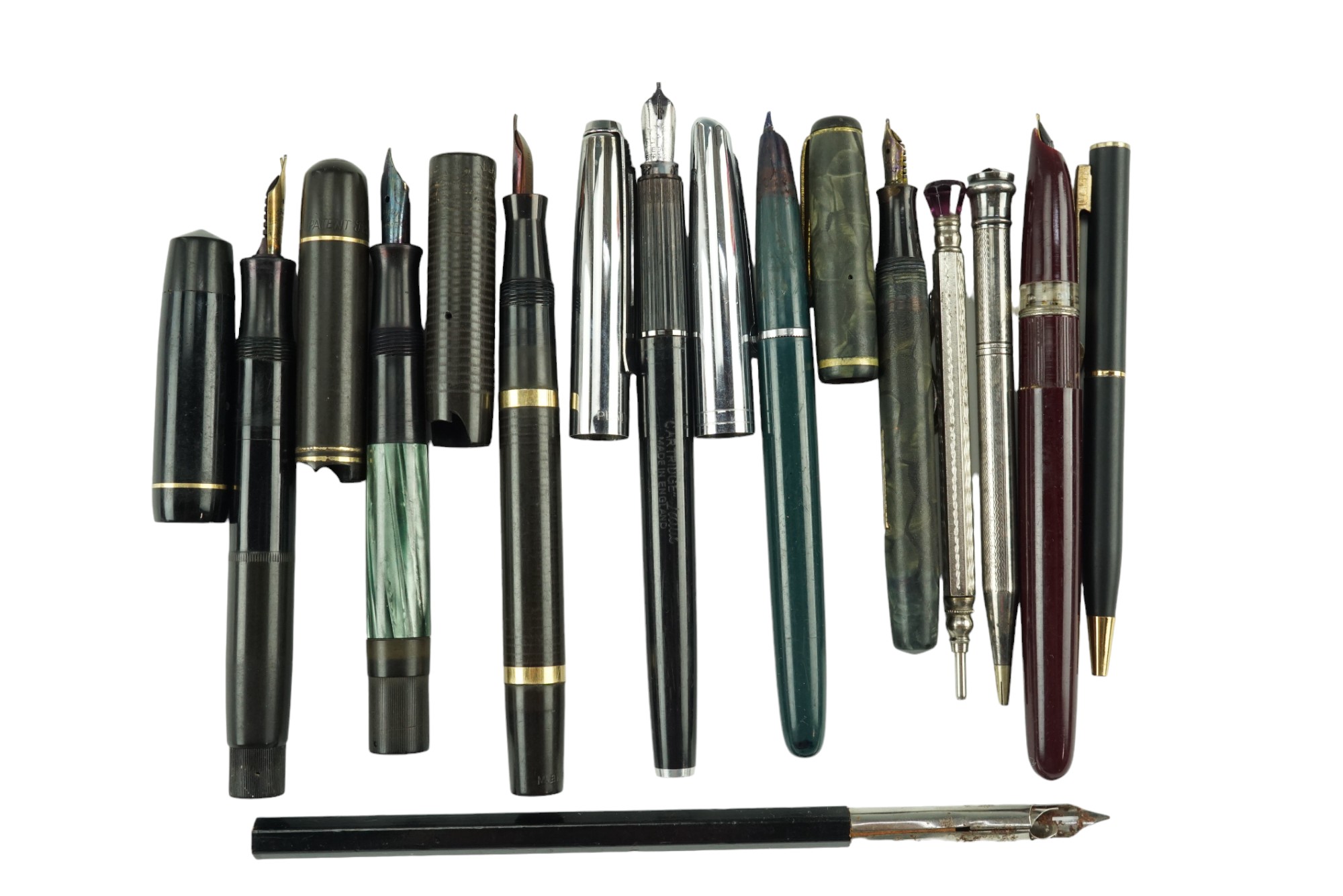 A group of vintage fountain pens including a Blackbird and a Colleg, together with a dip, a - Bild 2 aus 2