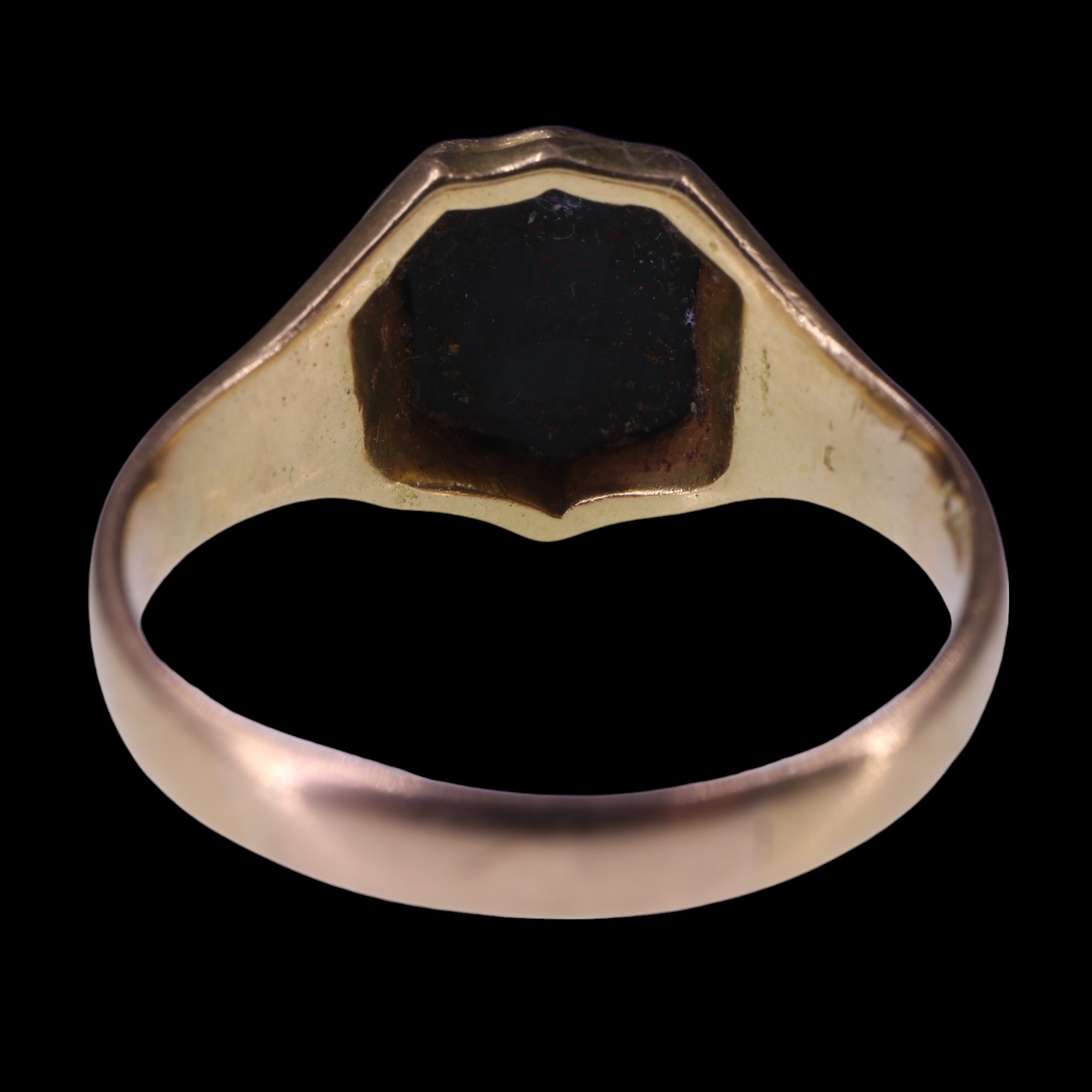 A Victorian 18 ct gold signet ring, having a vacant shield-shaped matrix bezel-set on a heavy gold - Image 3 of 4
