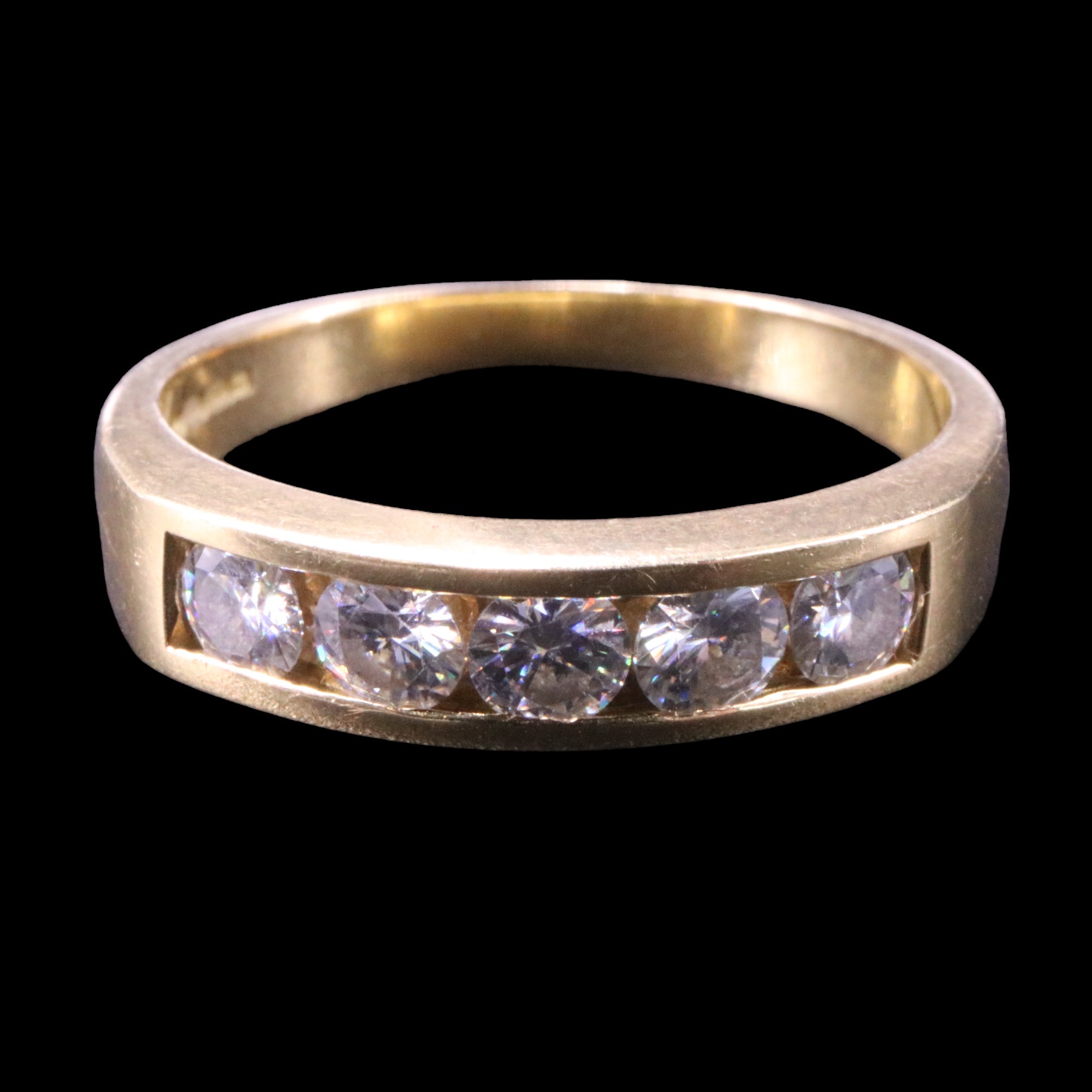 A five-stone diamond band, comprising five brilliant-cut stones of approx 0.9 cts aggregate weight - Image 2 of 4