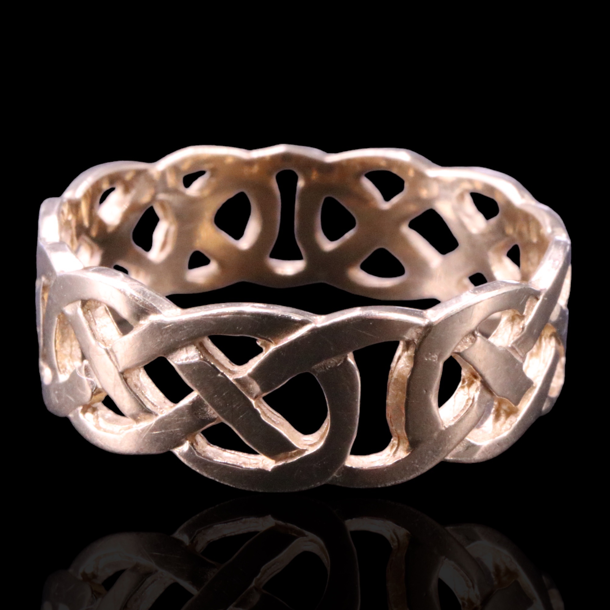 A Celtic interlace 9 ct gold band, V, 3.7 g - Image 2 of 3