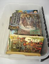 Quantity of various magazines, including 2000 Judge Dread No.1 and early White Dwarf magazines,