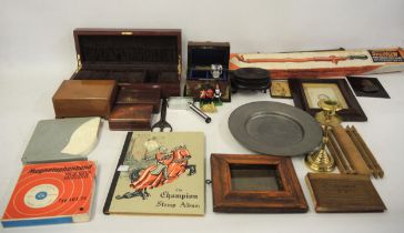 Box containing a large quantity of miscellaneous small collectables