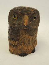 Well detailed Black Forest carved wooden tobacco jar in the form of an owl, 15cm high