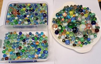 Box containing a large quantity of various 20th Century glass marbles, varying sizes