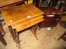 Nest of three figured walnut occasional tables on turned supports, 52cm wide, together with a