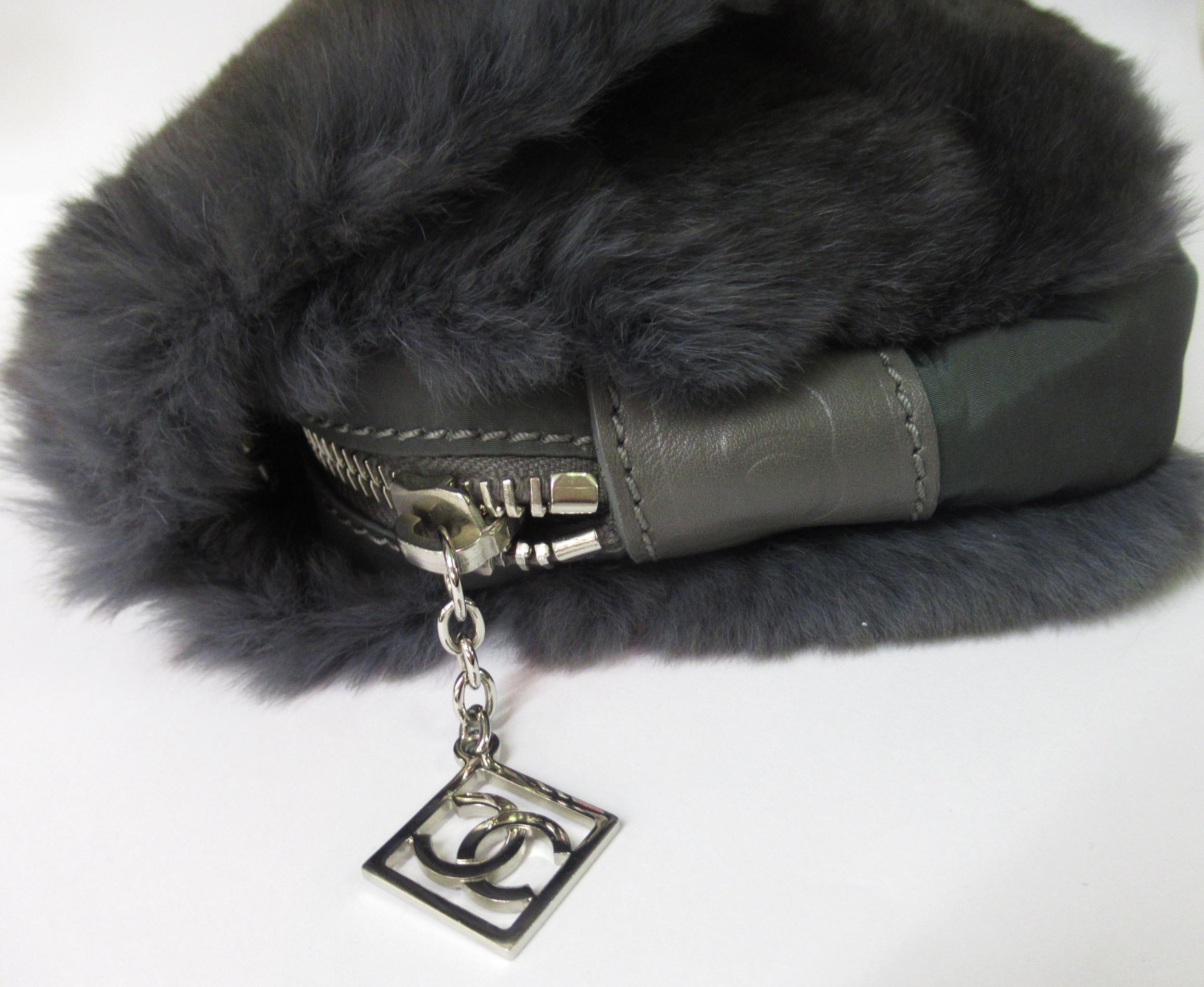 Chanel, 2005 / 2006 Limited Edition rabbit fur classic flap shoulder bag with silver tone hardware - Image 4 of 8
