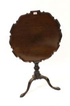 Small George III mahogany pedestal table, the moulded pie crust shaped dish top above a wrythen