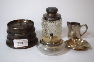 Silver capstan inkwell (with damages), together with a silver mounted glass smelling salts bottle,