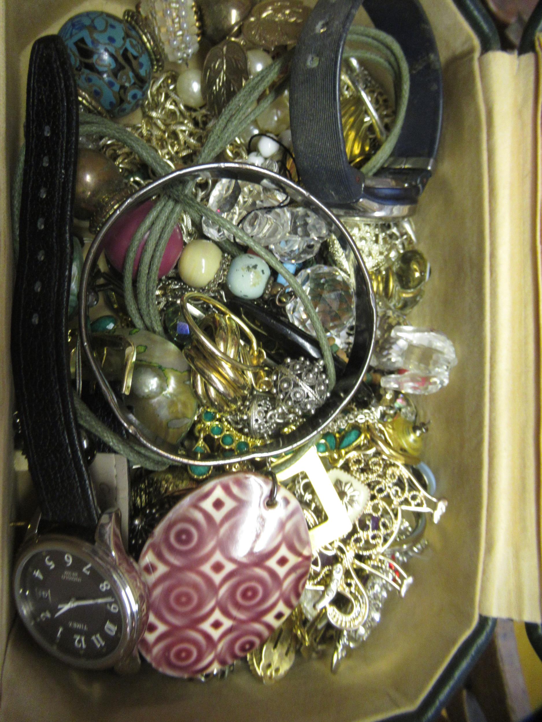 Small leather covered jewellery box containing a quantity of costume jewellery, together with a