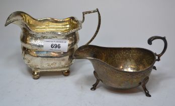 George III silver cream jug and a silver sauce boat, 10.5oz t