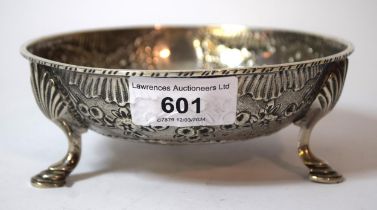 Edwardian silver floral embossed bowl on three supports, London 1906, 7oz t