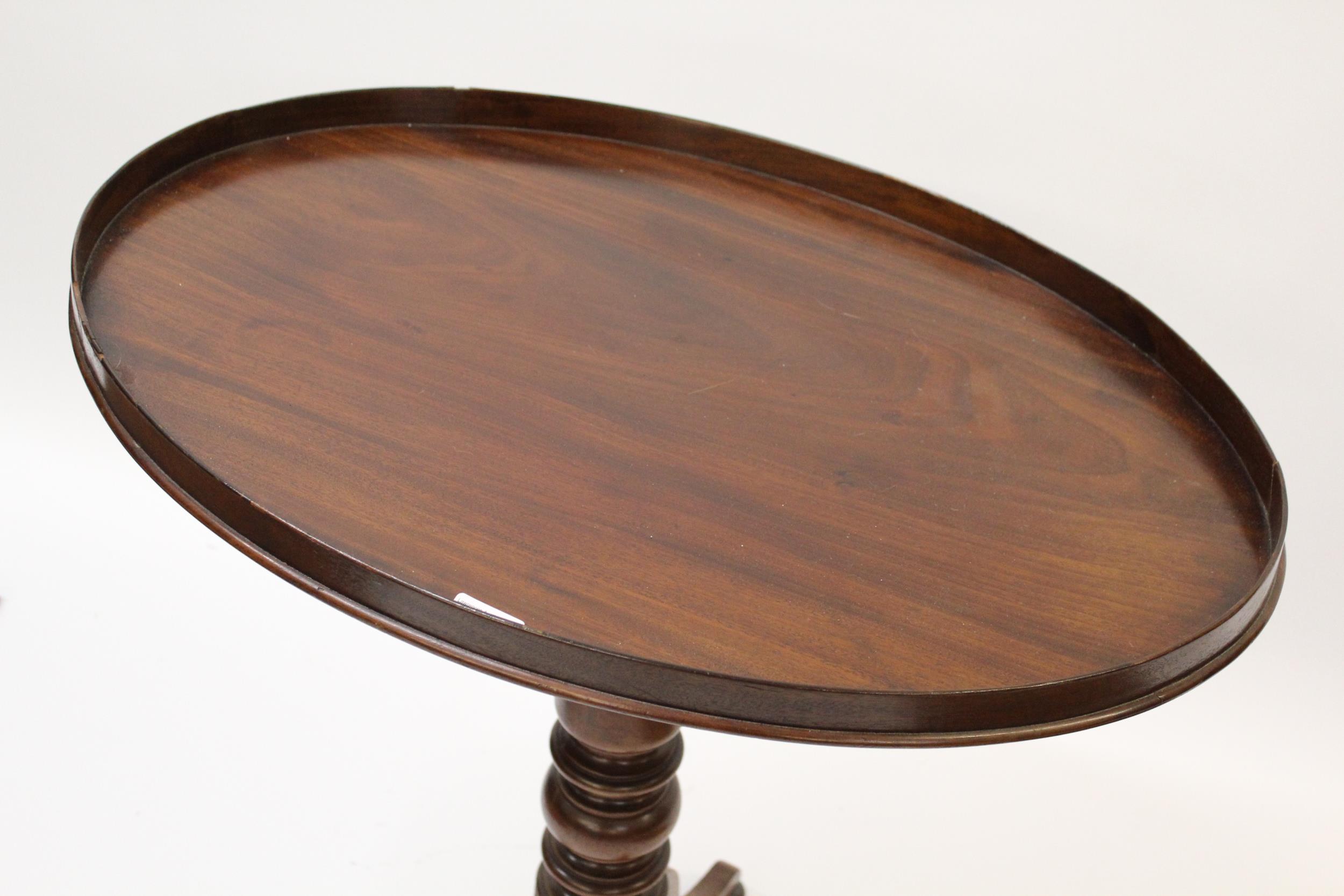 Oval mahogany tray top pedestal table, on tripod supports - Image 2 of 2