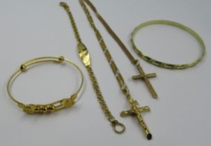 Quantity of 9ct and 18ct yellow gold, including two small bangles, two crucifixes on chains and a