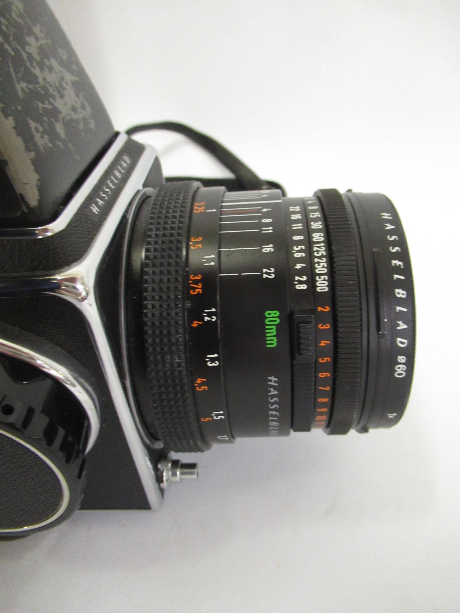 Hasselblad Model 500C / M medium format camera outfit, Body No. RC1299308 with a Hasselblad prism - Image 3 of 4