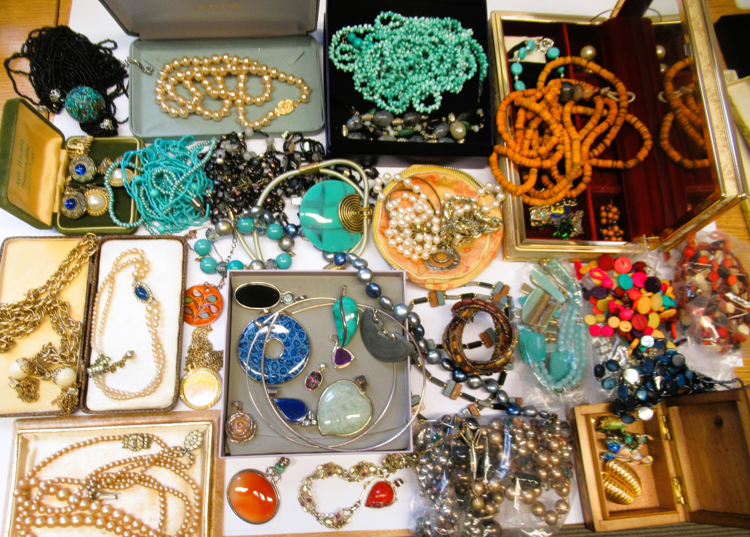 Large quantity of various costume jewellery and wristwatches - Bild 2 aus 2