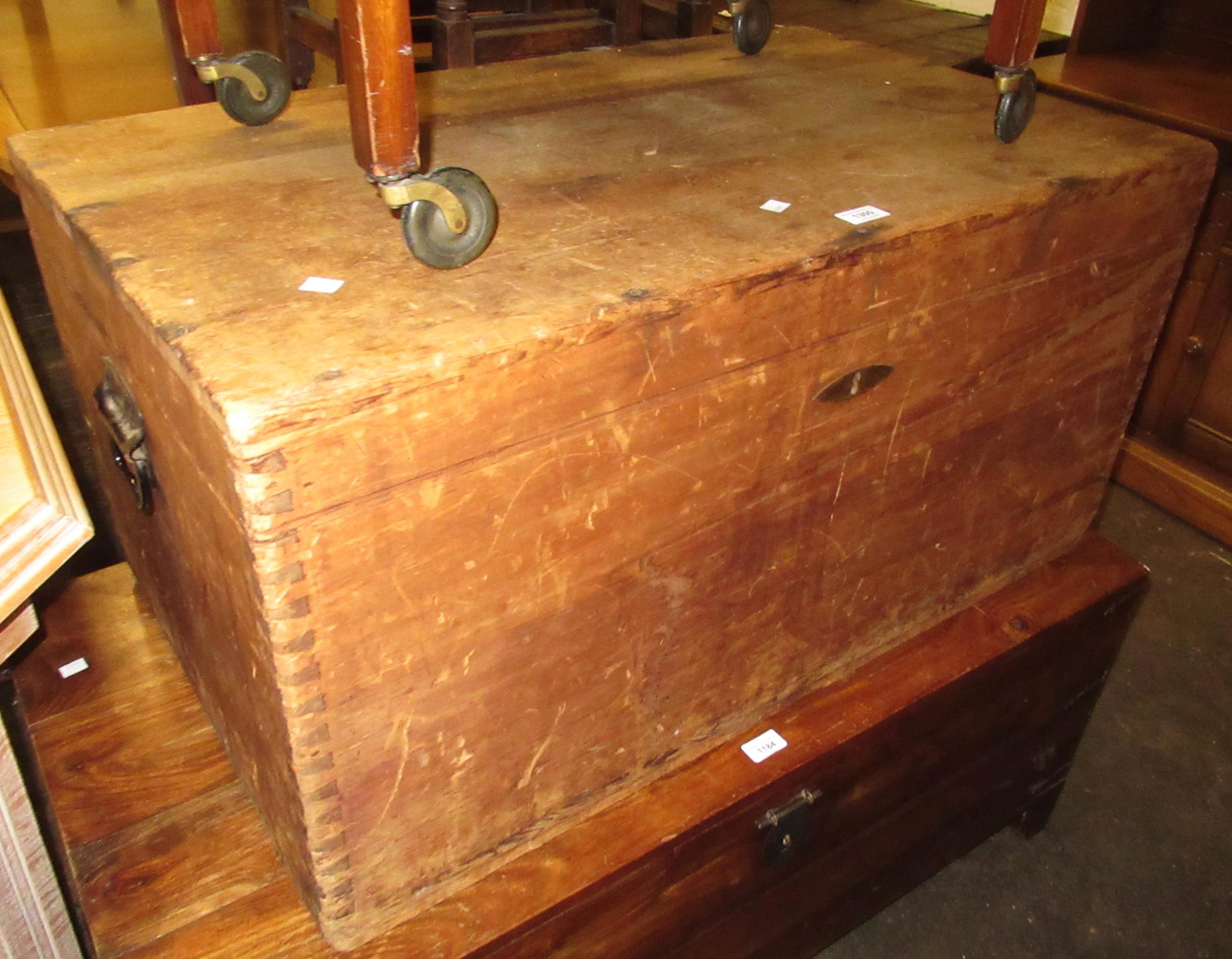 Rectangular Canadian cedar wood trunk with hinged cover, 91 x 55 x 47cm high