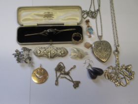 Silver heart shaped photograph locket, silver gilt wedding band and a small quantity of other