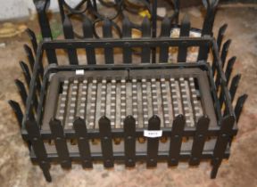 Small 20th Century wrought iron fire grate, 50cm wide