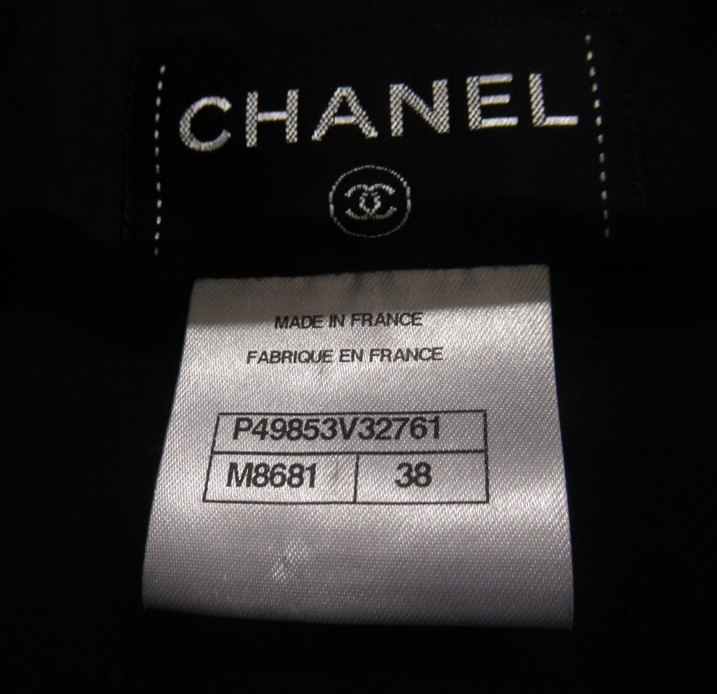 Chanel, ladies classic coat with three quarter length sleeves, size 38 Serial No. P49853v32761 In - Image 4 of 4