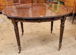 Early 20th century oval mahogany extending dining table, raised on turned fluted supports,