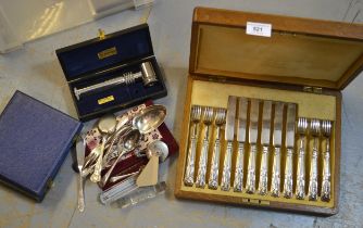 Cased set of six Mappin & Webb silver plate fruit knives and forks, together with a small quantity
