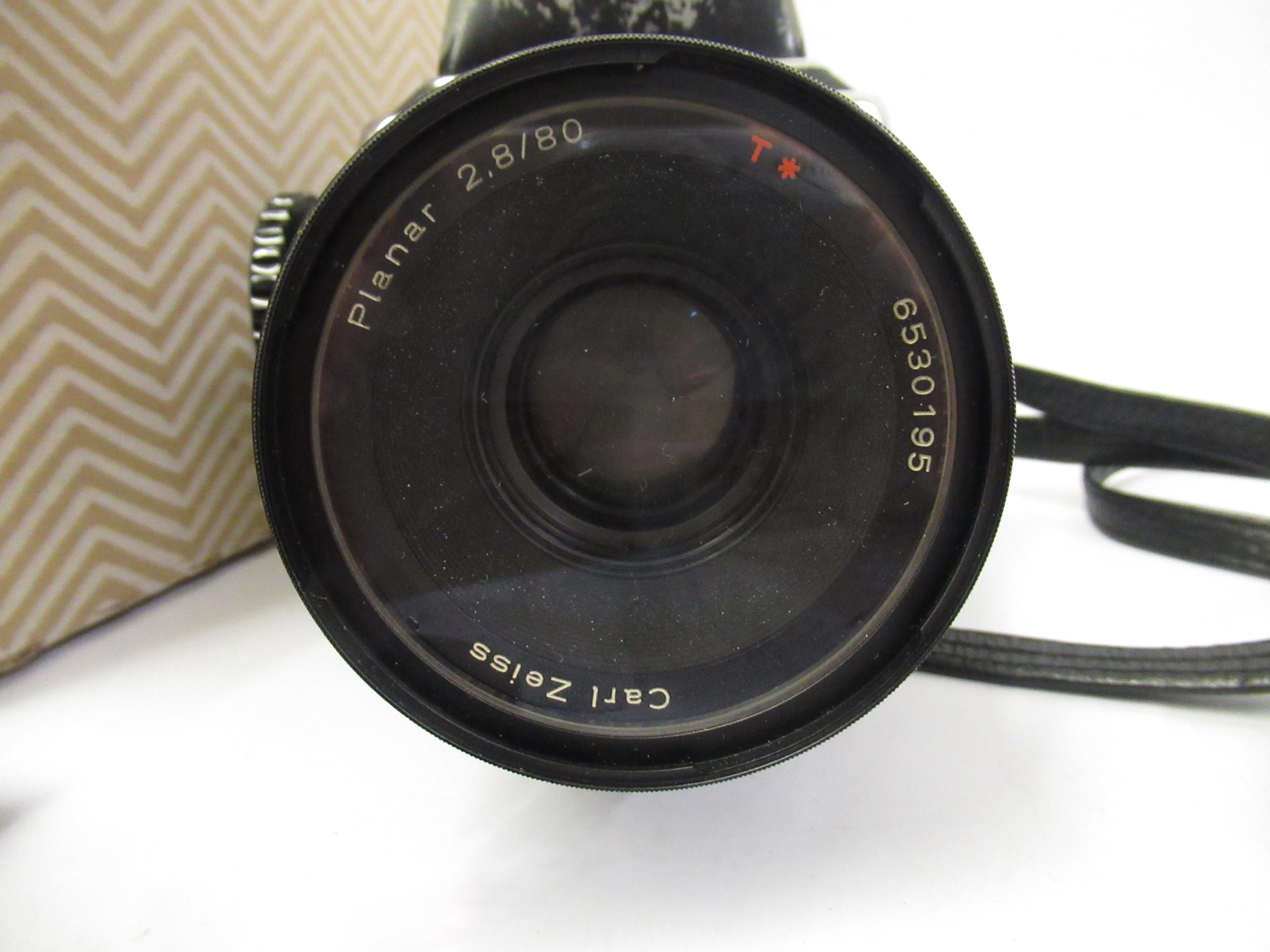 Hasselblad Model 500C / M medium format camera outfit, Body No. RC1299308 with a Hasselblad prism - Image 2 of 4