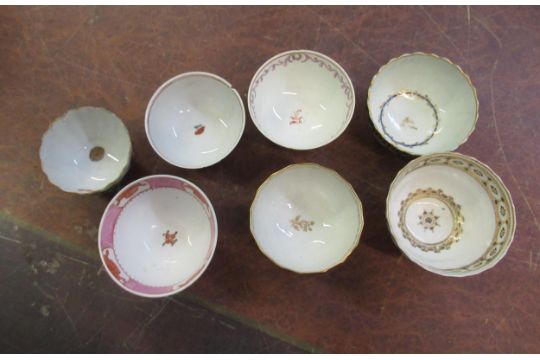 Collection of eighteen 19th Century tea bowls to include Caughley - Image 9 of 24