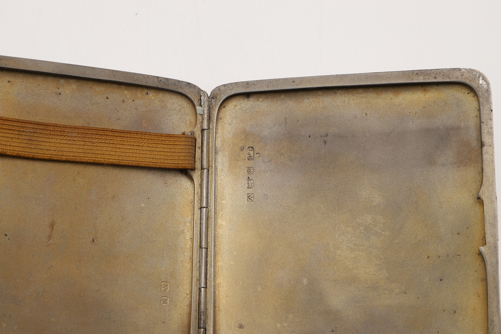 AN EARLY 20TH CENTURY SILVER CIGARETTE CASE. - Image 4 of 4