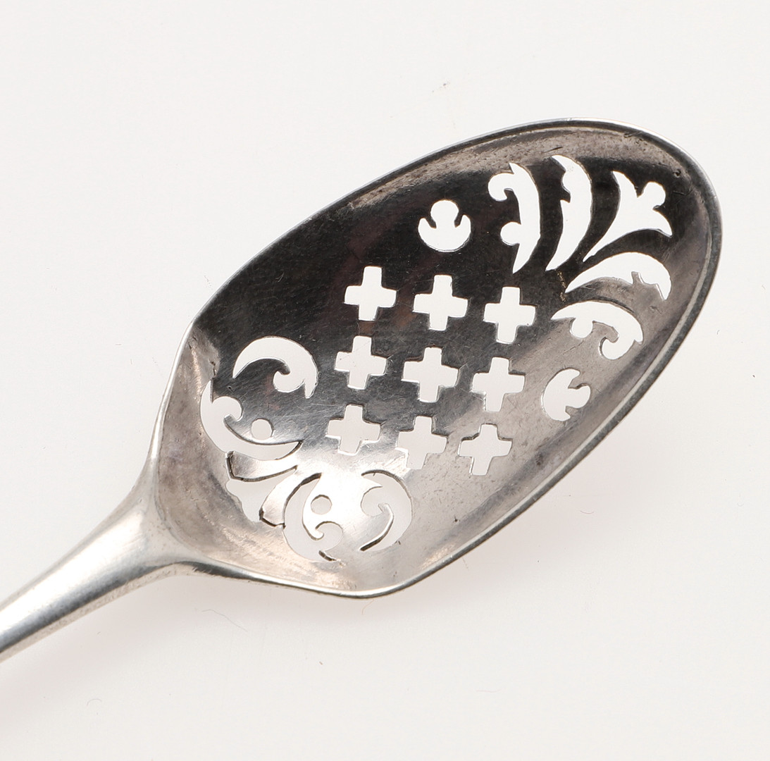 A GEORGE III SILVER MOTE SPOON. - Image 2 of 4