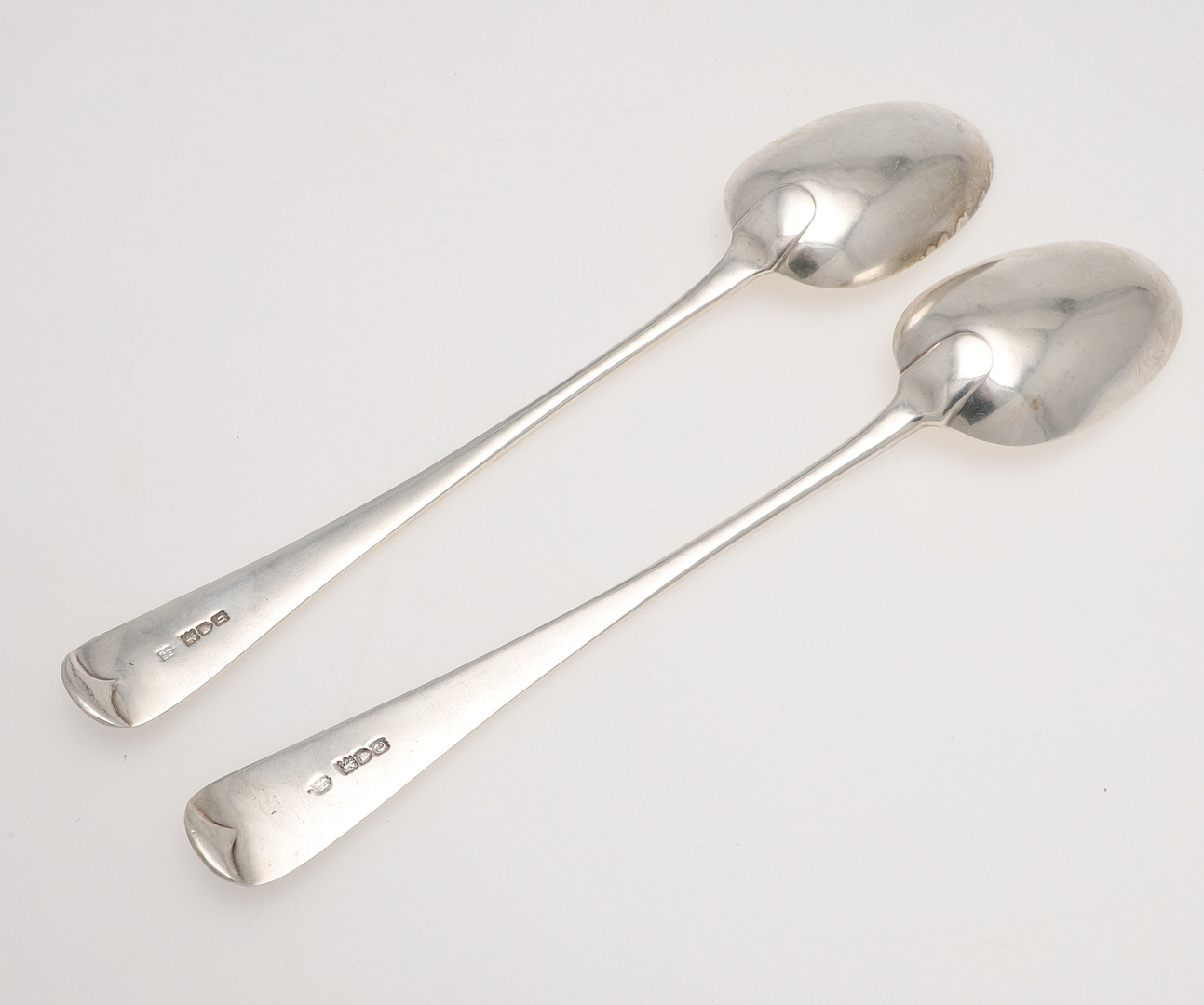 A NEAR PAIR OF LATE VICTORIAN/ EDWARDIAN SILVER SERVING OR BASTING SPOONS. - Image 4 of 5