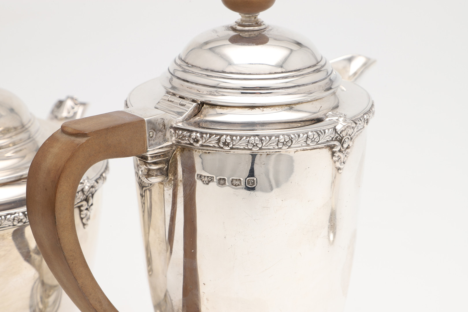 AN EARLY 20TH CENTURY FOUR-PIECE SILVER TEA SET. - Image 6 of 7