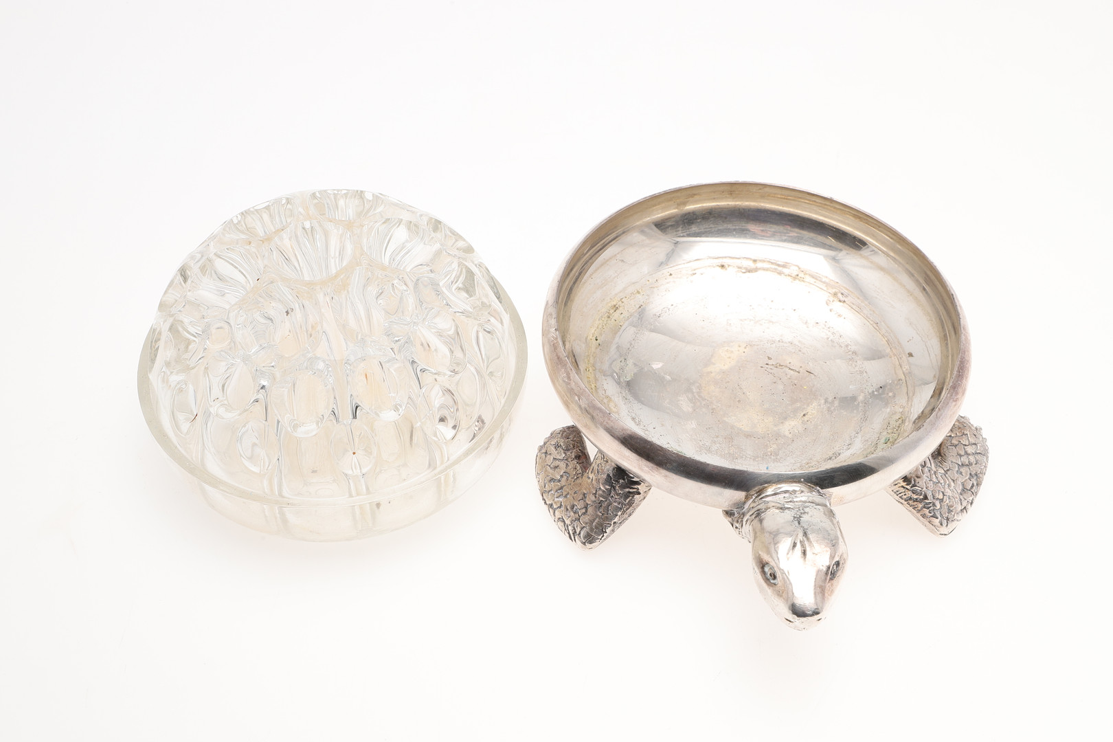A LATE 19TH/ EARLY 20TH CENTURY CONTINENTAL GLASS MOUNTED SILVER TABLE DECORATION. - Image 4 of 6