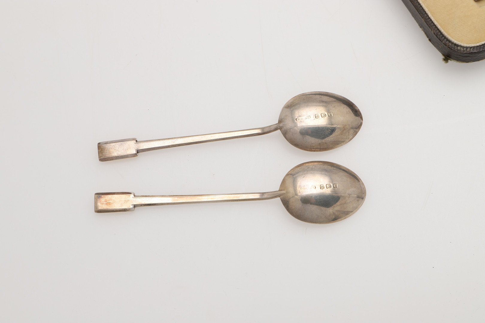 A GEORGE V CASED SET OF SIX ART-DECO SILVER & ENAMEL TEA/ COFFEE SPOONS. - Image 3 of 7