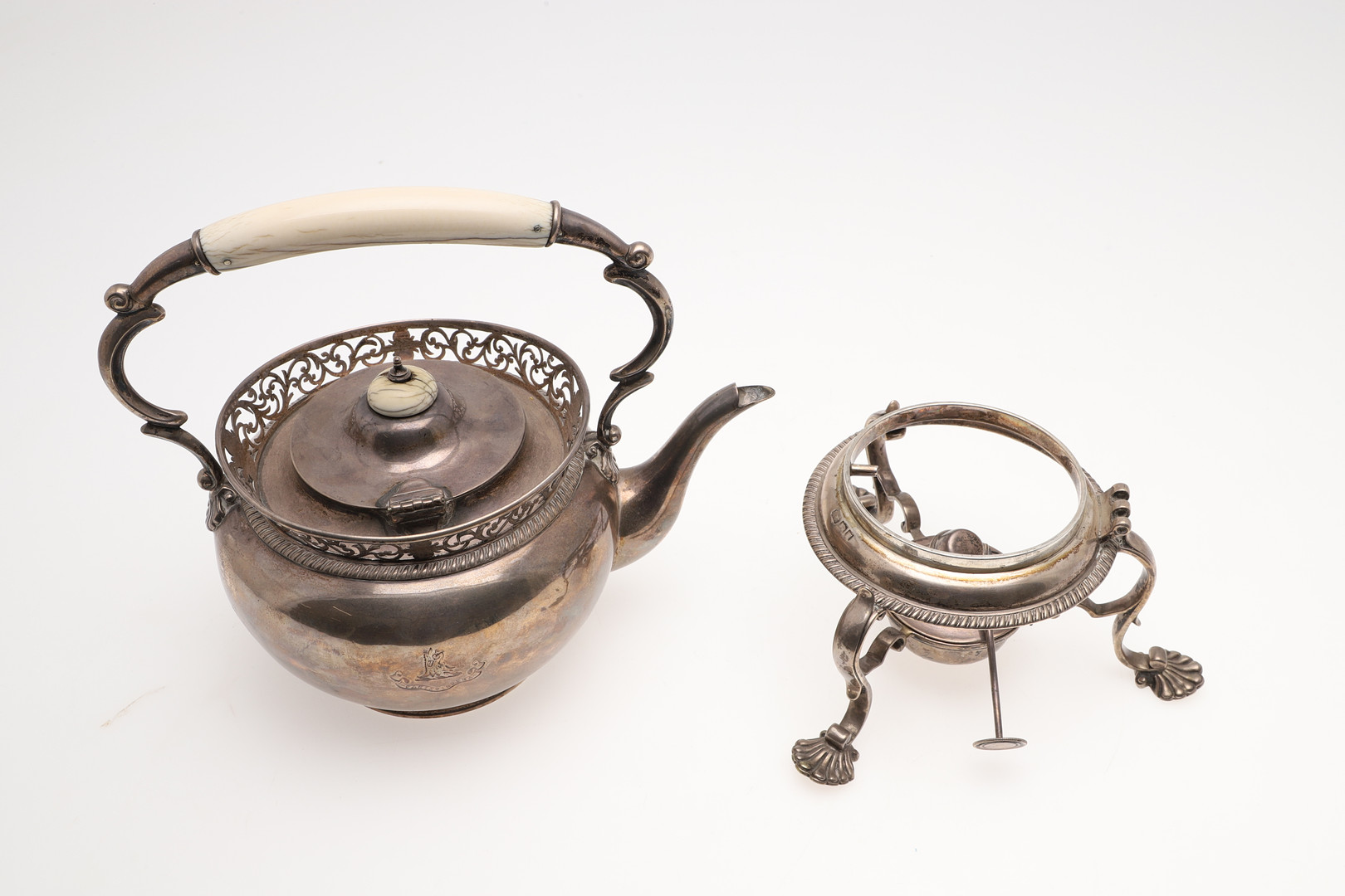 AN EDWARDIAN SILVER KETTLE ON STAND. - Image 5 of 8