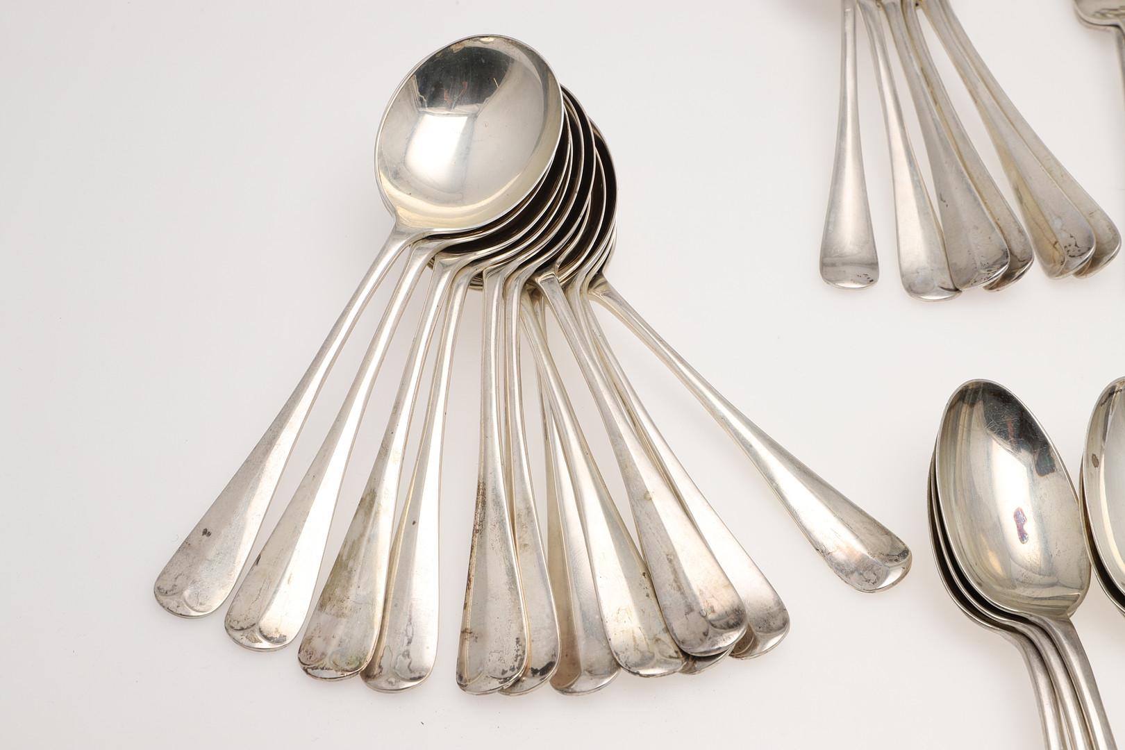 AN EARLY 20TH CENTURY PART-CANTEEN OF HANOVERIAN PATTERN SILVER FLATWARE. - Image 4 of 16